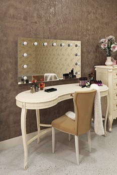 Гримерное зеркало П-образное с подсветкой лампочками LED Гримерное зеркало П-образное с подсветкой лампочками LED